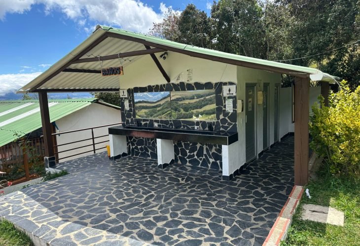 Baños: Instalaciones limpias y cómodas para tu conveniencia.