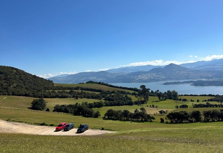 Hasta el Parqueadero con la mejor vista del embalse de Tomine.