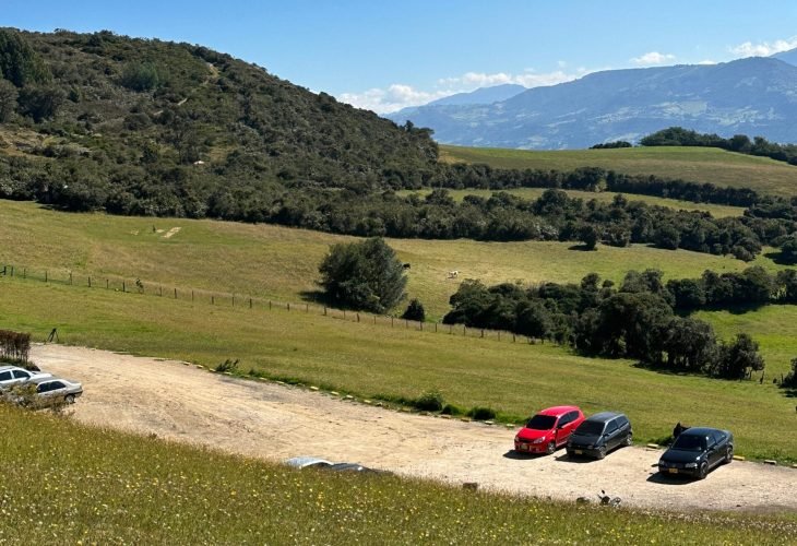 Parqueadero: Amplio y seguro para que estés tranquilo mientras vuelas.