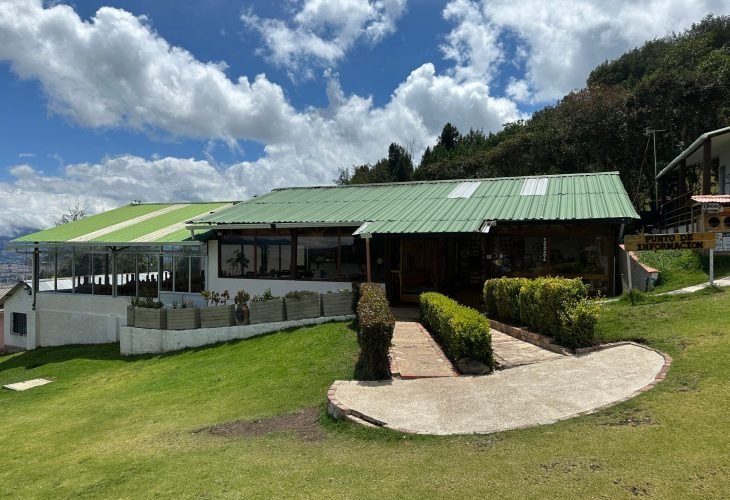 Restaurante: Disfruta de deliciosos platos y bebidas mientras admiras las vistas espectaculares.