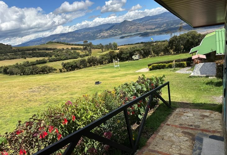 Zonas Verdes: Relájate en nuestras áreas de recreación, perfectas para visitantes y mascotas.